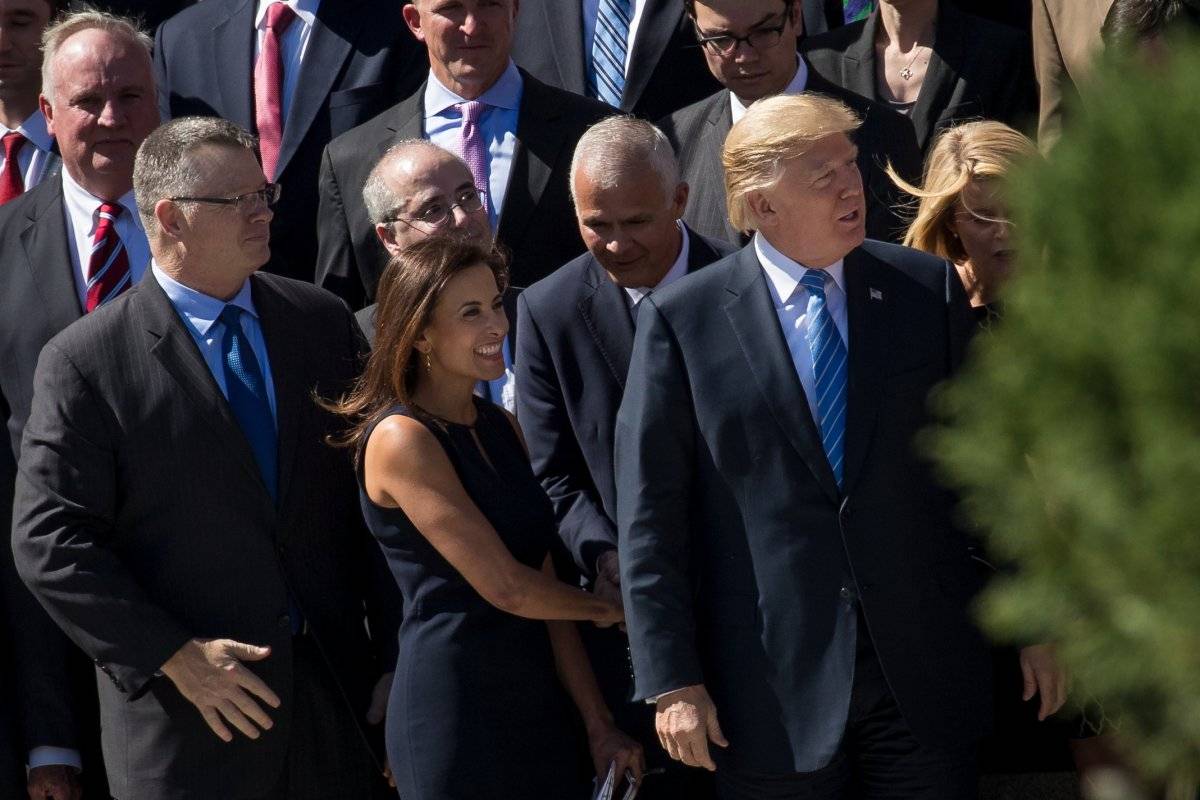 Dina Powell, al centro