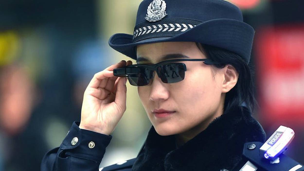 Policía china lentes inteligentes con reconocimiento facial Policía china lentes inteligentes con reconocimiento facial