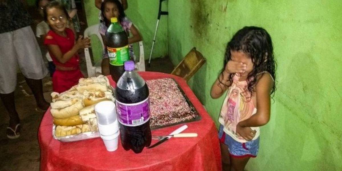 Veja quem é a menina que se emocionou com bolo de aniversário