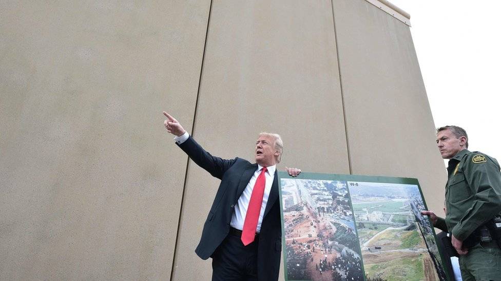 100406574uspresidentdonaldtrumpholdsupaposterofbeforeandafterphotosofasegmentoftheborderwallprototypeswithchiefpatrolagentrodneysscottafp-d1f9cb6c1652e65ed12ba7ca577616bf.jpg