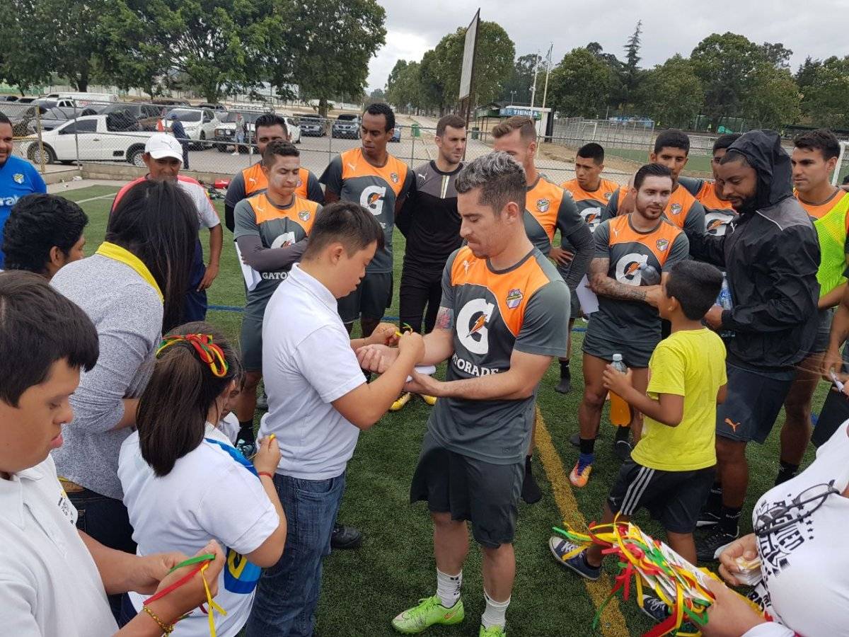 Marquez recibe una pulsera conmemorativa.