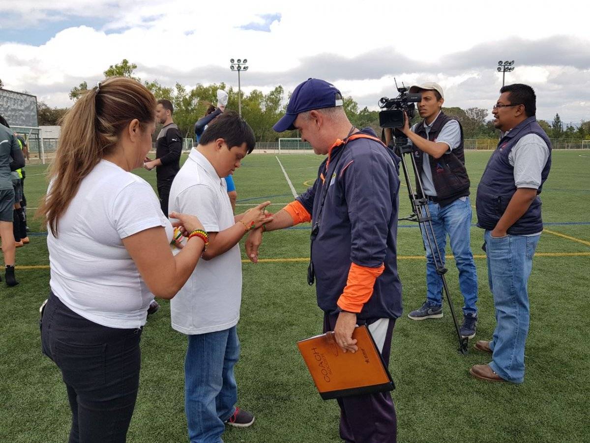El técnnico William Coito comparte con uno de los niños.
