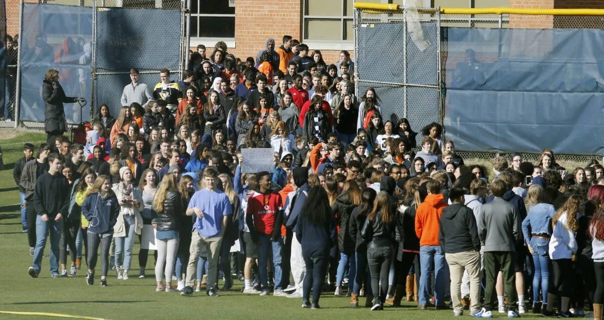Los estudiantes de Douglas Freeman High School salen de su escuela para protestar en contra de la violencia armada, en Richmond, Virginia, el miércoles 14 de marzo de 2018. (AP Photo / Steve Helber)