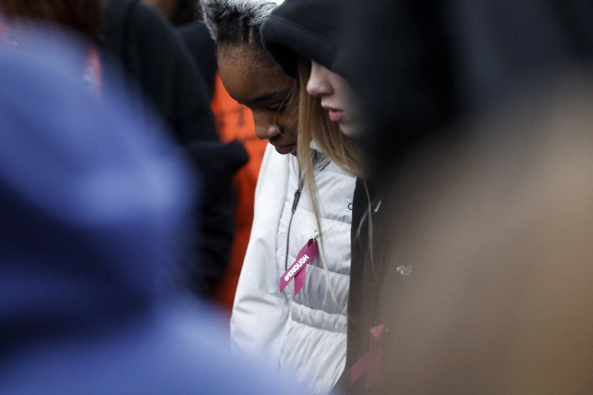 Los estudiantes utilizan un lazo rosado con el #ENOUGH durante la protesta en la Stivers School for the Arts, el miércoles 14 de marzo de 2018 en Dayton, Ohio. (AP Photo / John Minchillo).
