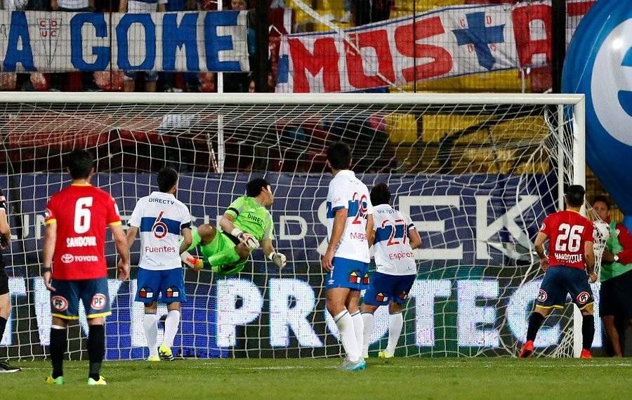 Un mal ubicado Cristopher Toselli siendo vencido por Sergio López vía tiro libre / Foto: Agencia UNO