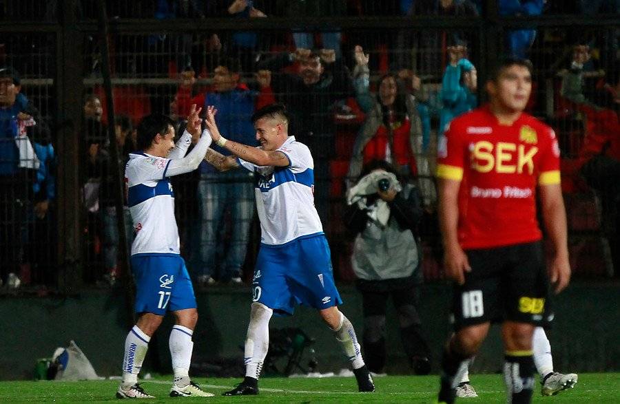 Espinosa y Castillo celebrando el gol que le dio el triunfo 4-3 a la UC en Santa Laura / Foto: Agencia UNO