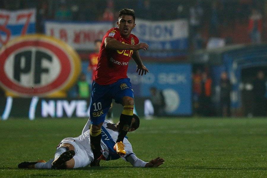 El momento en que Pinares pisa a Aued y le fractura una costilla / Foto: Agencia UNO