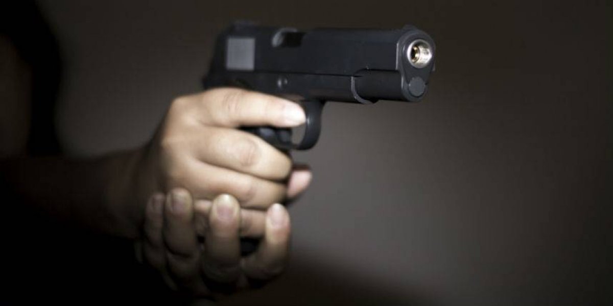 Maestro dispara su arma por accidente: hay 3 alumnos lesionados Maestro dispara su arma por accidente: hay 3 alumnos lesionados