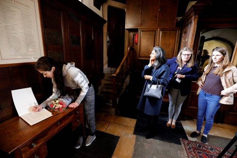 Despiden a Stephen Hawking en Cambridge