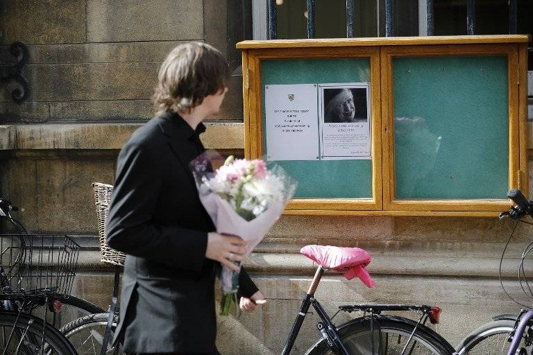 Despiden a Stephen Hawking en Cambridge