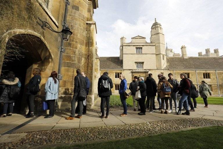 Despiden a Stephen Hawking en Cambridge