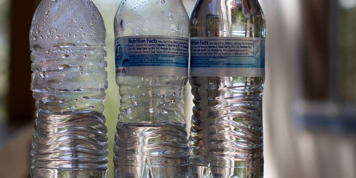 OMS revisará potencial riesgo de agua embotellada en botellas plásticas