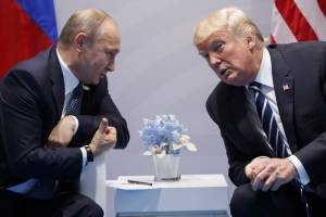 En esta foto de archivo tomada el viernes 7 de julio de 2017, el presidente de EE. UU., Donald Trump, se reúne con el presidente ruso, Vladimir Putin, en la cumbre del G-20 en Hamburgo, Alemania. (Foto AP / Evan Vucci)