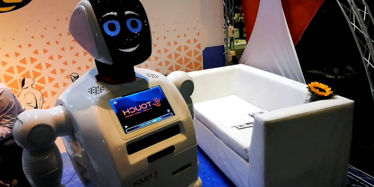 SingularityU Chile Summit: Robot autónomo reconoció gente y presentó sus habilidades al público