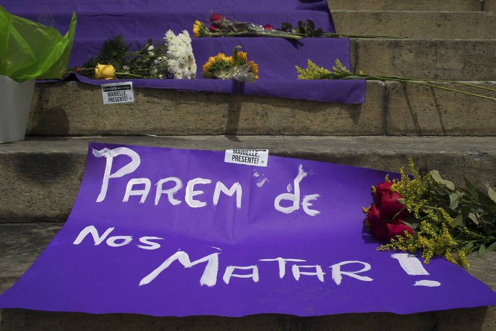 El jueves por la mañana, cuando se difundió la noticia del atentado, varios miles de personas se reunieron frente al ayuntamiento de Río de Janeiro.
