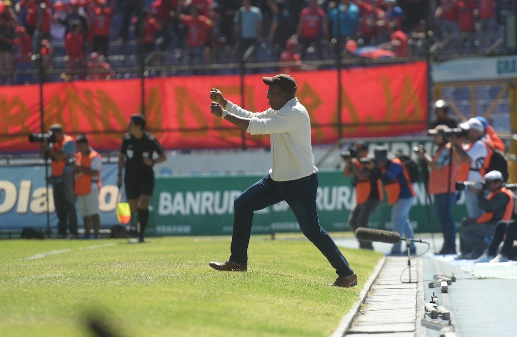 Medford durante el primer clásico que dirigió
