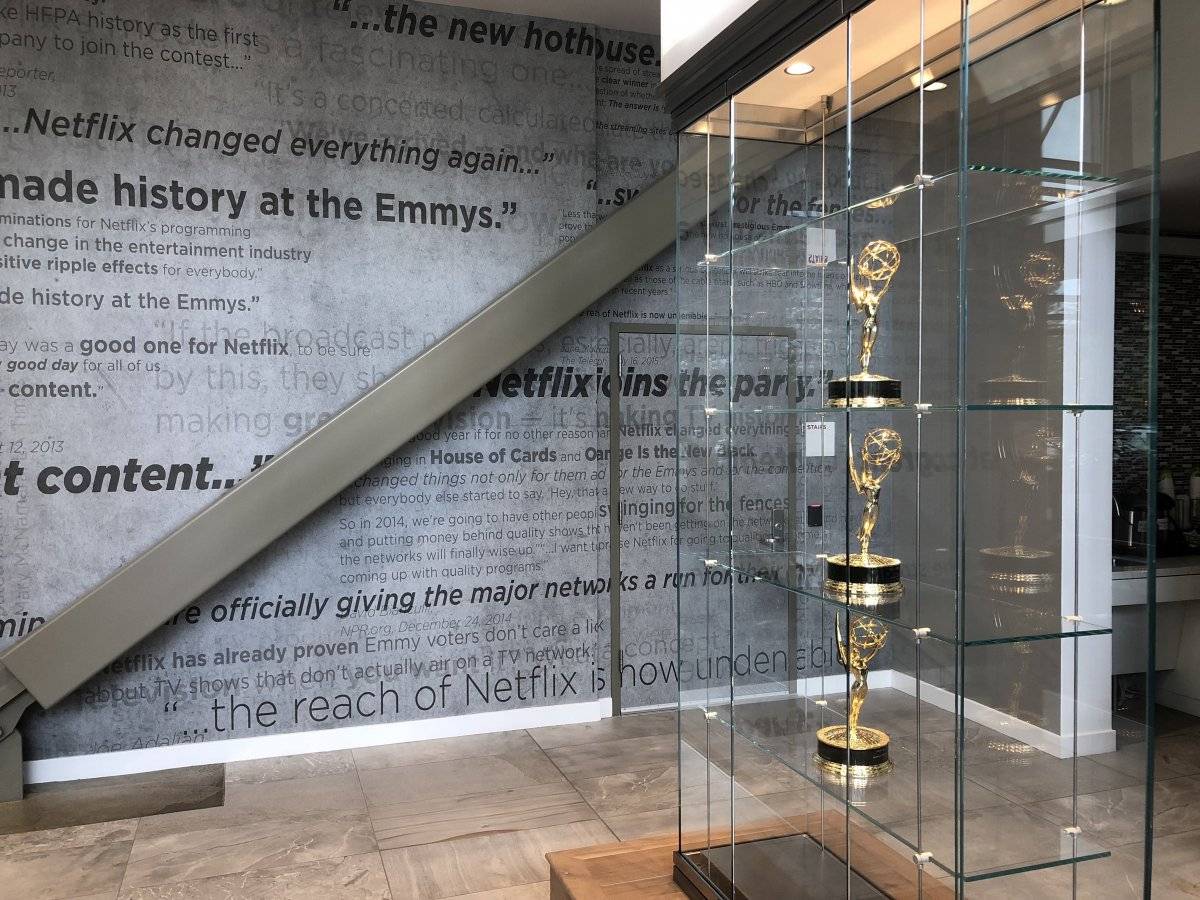 Netflix estantería con premios