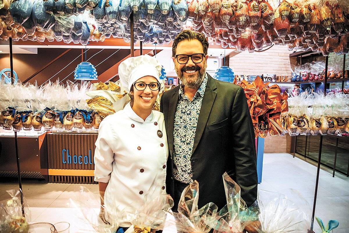 A chocolatier Paola Ceolin com Orlando Glingani, em noite degustação de Páscoa na loja conceito da Espírito Cacau, no Shopping Day By Day, na Praia do Canto