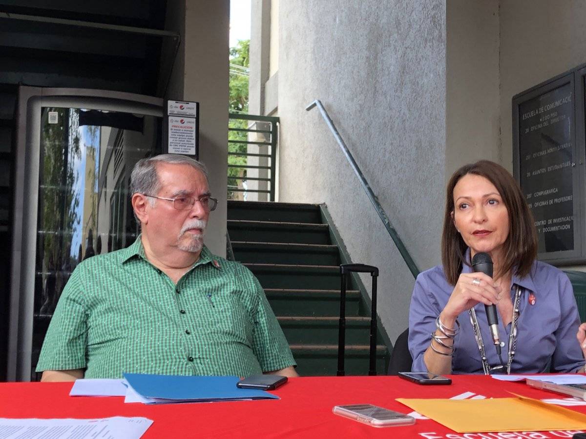 En la foto, el profesor de la concentración de Audiovisual, Rafael Gracia Machica (derecha), y la profesora Lourdes Lugo-Ortiz. / Foto: David Cordero