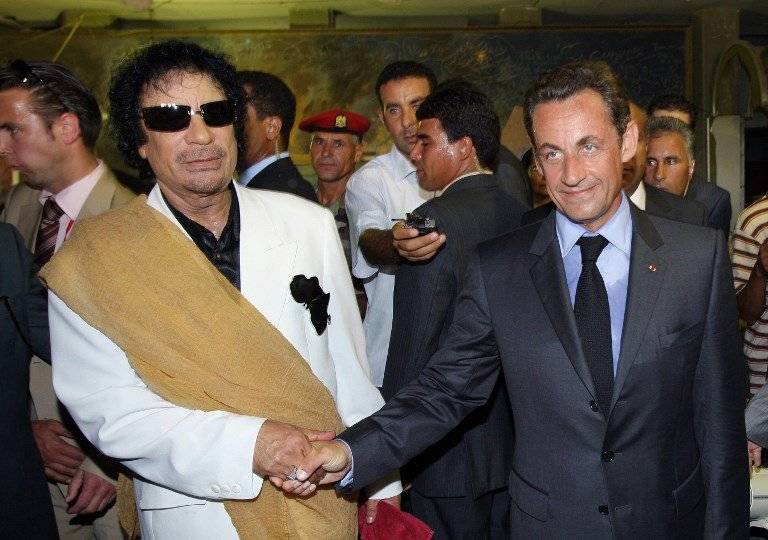 Muamar Gadafi y Nicolas Sarkozy en 2007