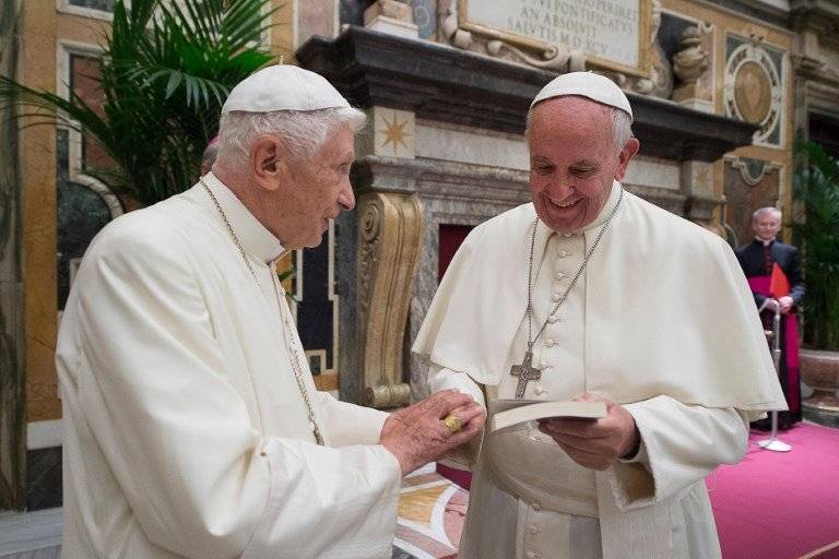 Benedicto XVI y el papa Francisco