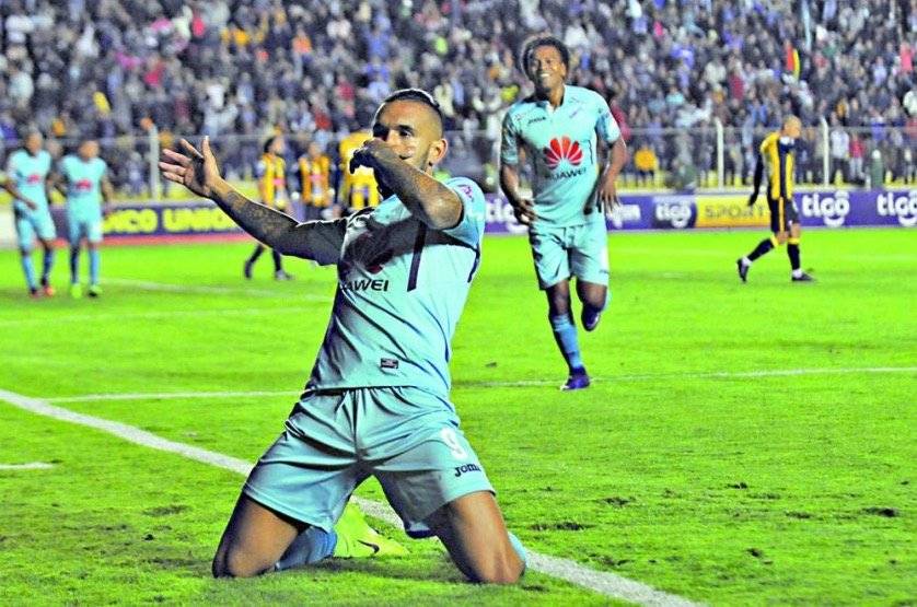 El chileno Ronnie Fernández marcó tres veces para el Bolívar de Beñat en el clásico ante The Strongest / Foto: Twitter