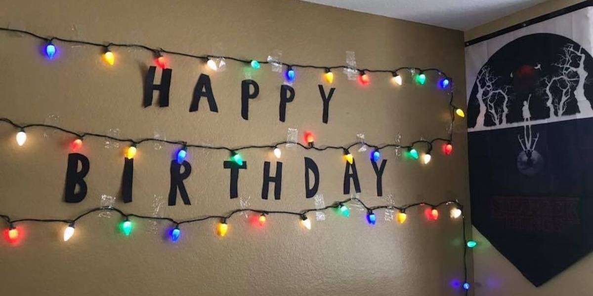 Actores de Stranger Things sorprenden a fan que fue plantado en su fiesta de cumpleaños