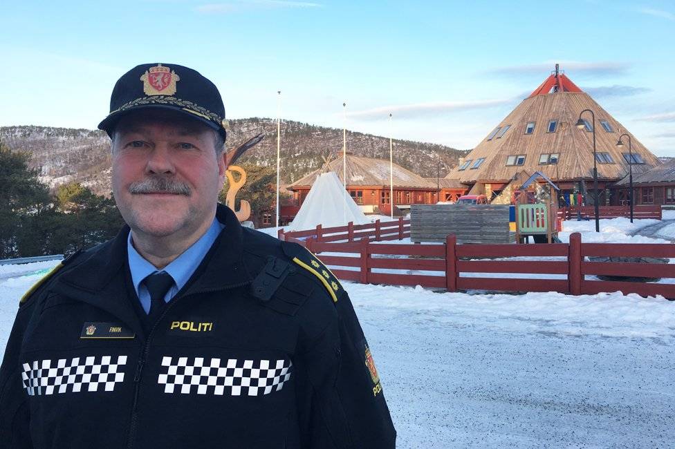 100501730police976-fcb447aa16b2927430135d71288f3085.jpg
