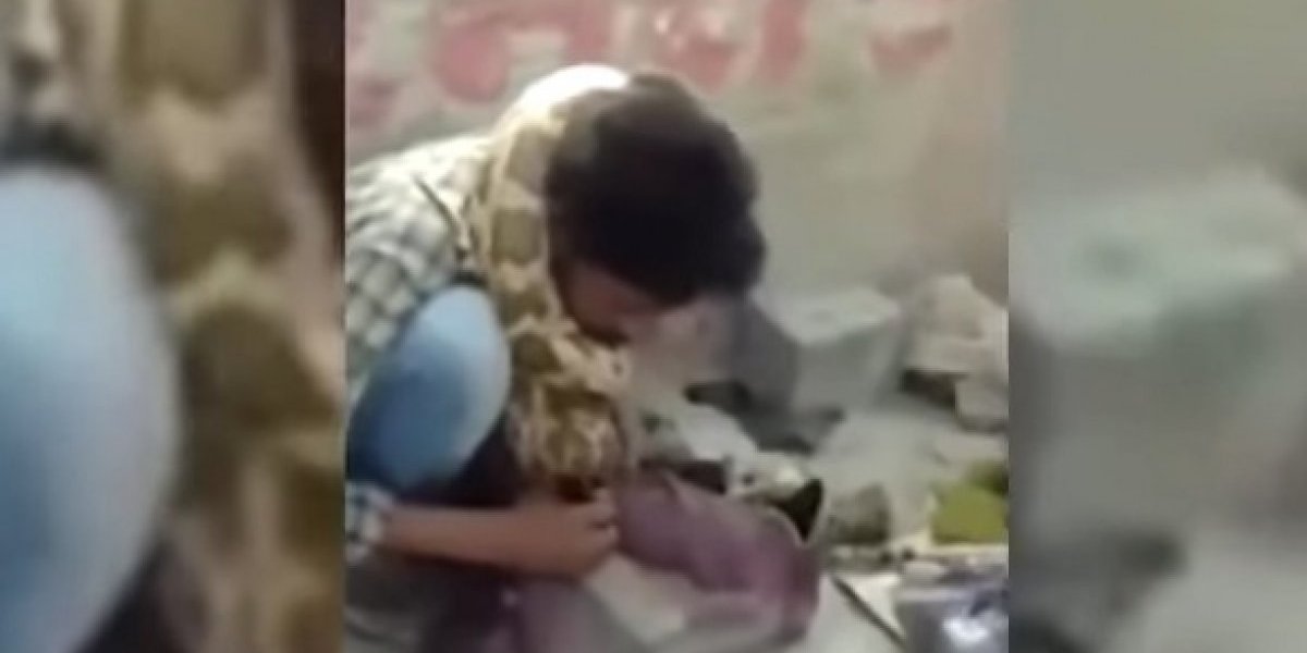 Una pitón estrangula a un encantador de serpientes