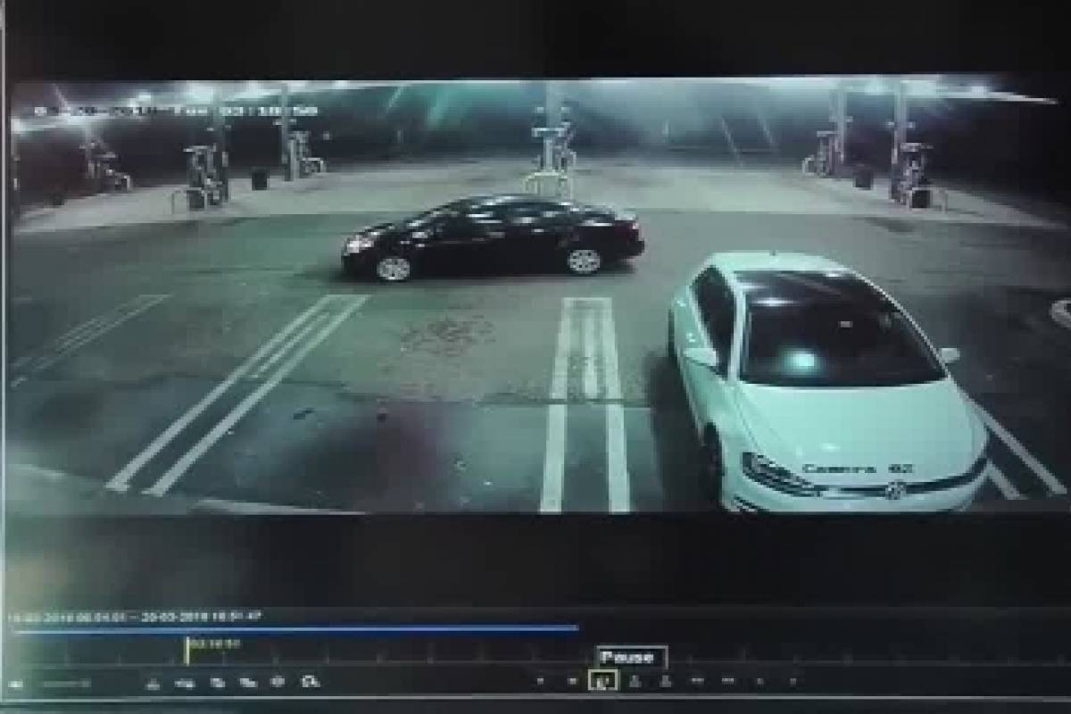 YouTube: Así reaccionó ladrón cuando encontró un bebé en auto que robó