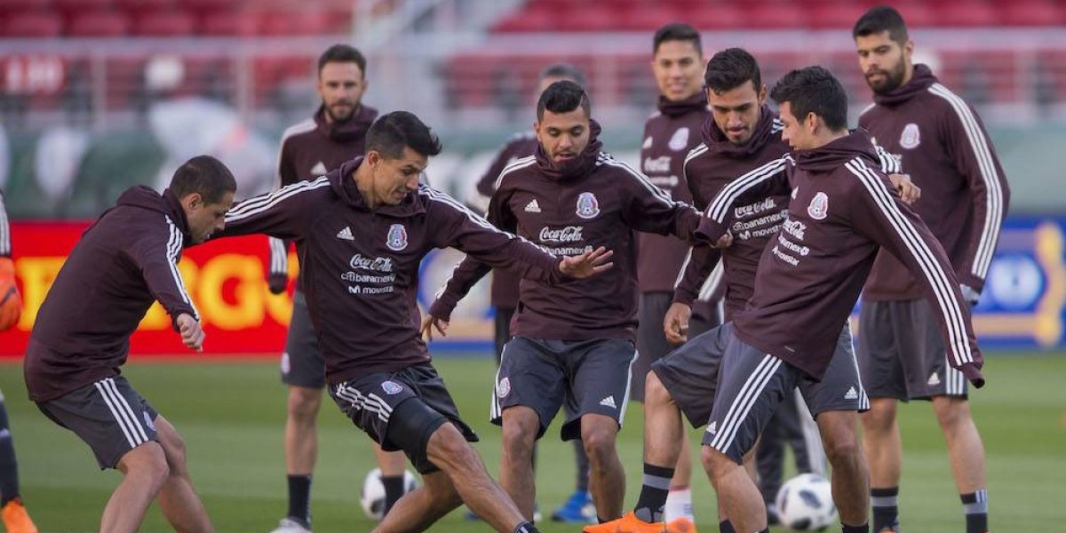 Cientos de aficionados llevan serenata a la Selección Mexicana en San Francisco