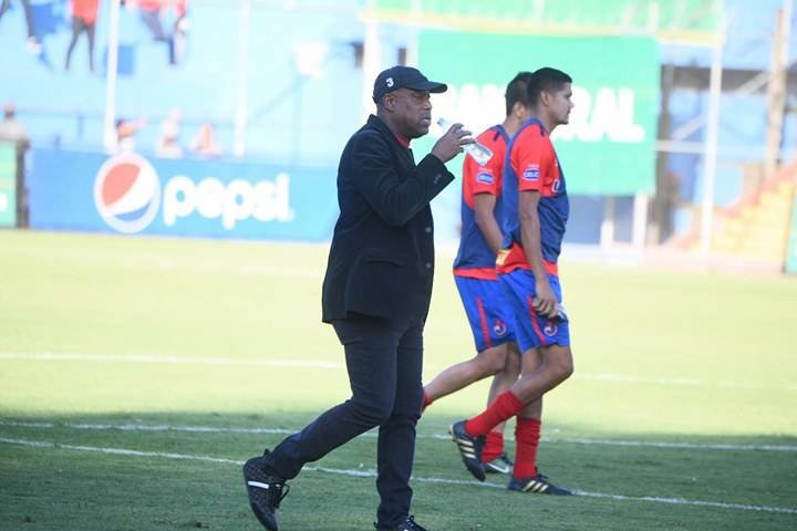 Medford camina hacia el camerino del estadio rojo