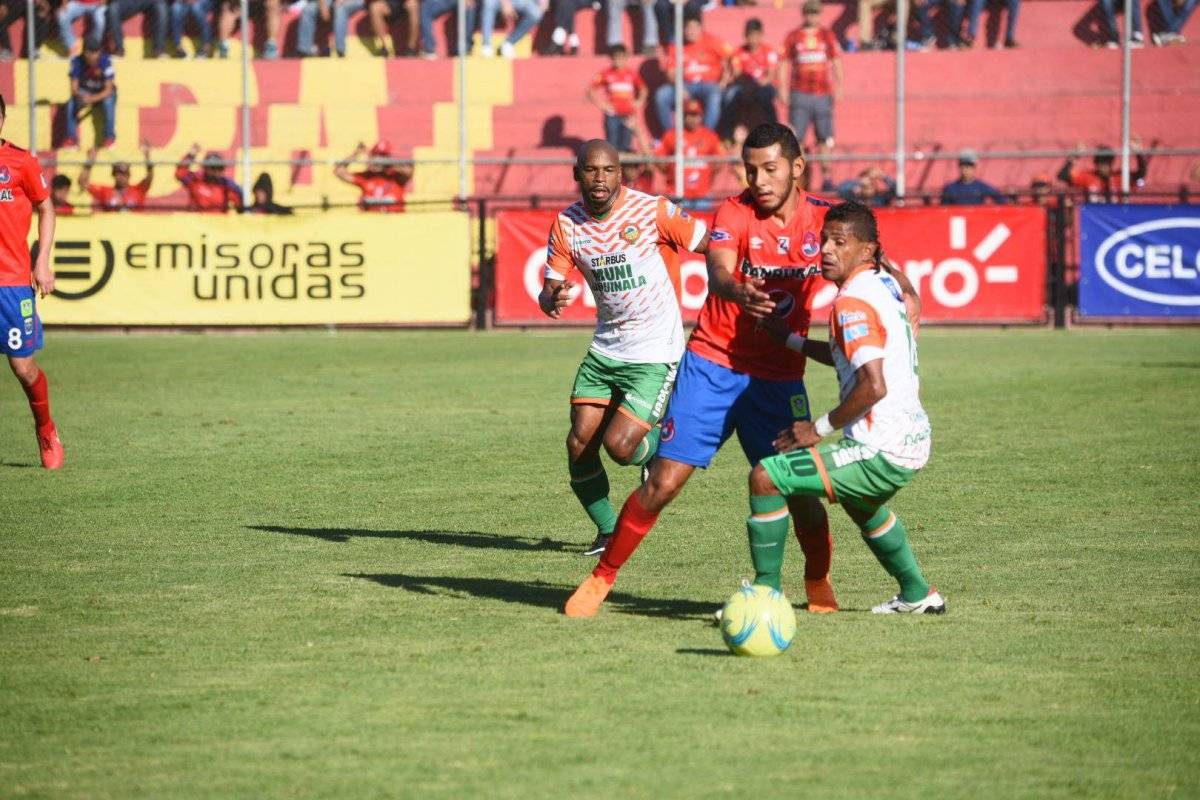 Cristian Jiménez pelea el balón con David Espinoza