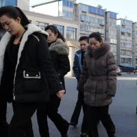 Revocan licencia a doctora que marcaba mujeres como ganado