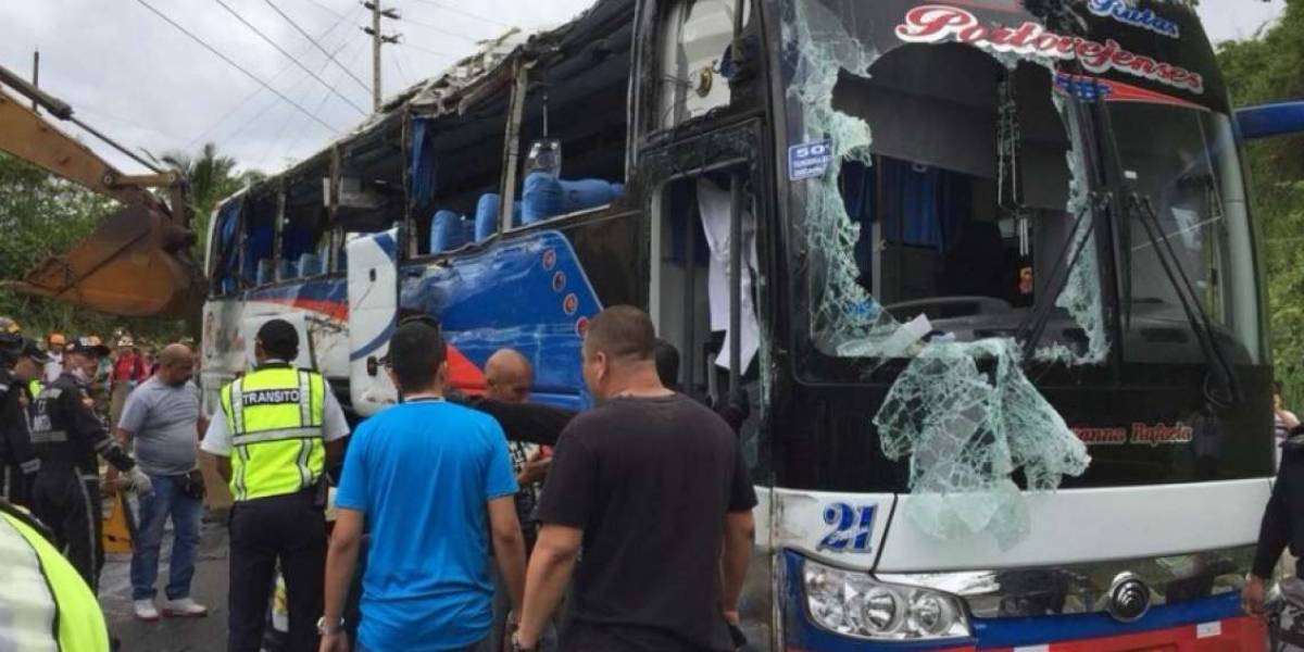 Tragedia en Manabí. Bus se accidenta en la