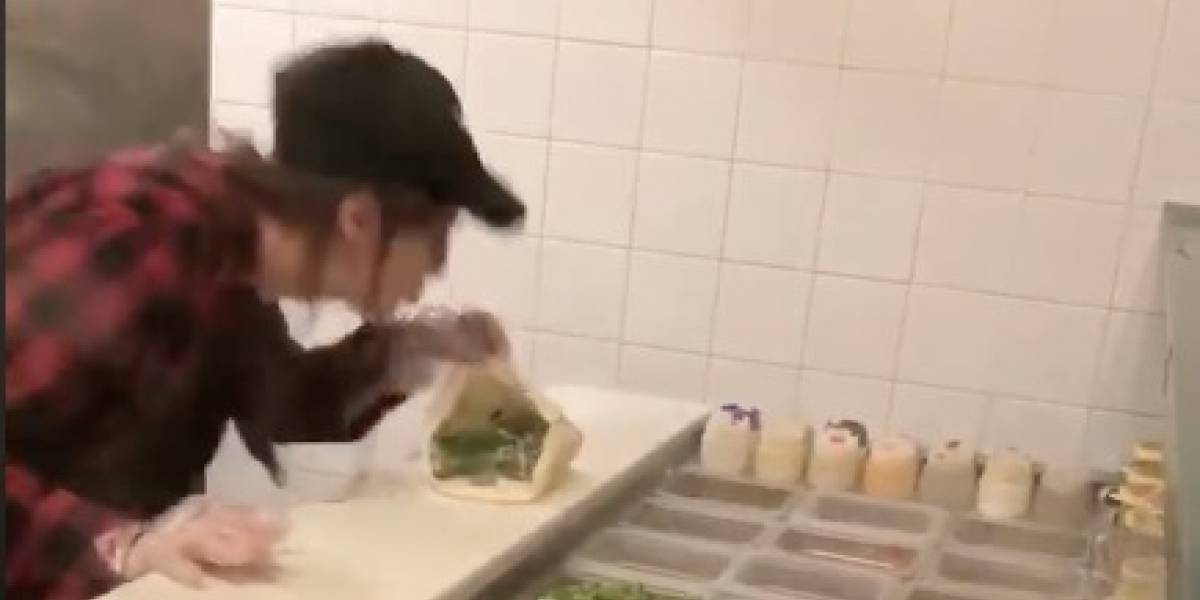 Captan a empleada escupiendo una orden de comida Captan a empleada escupiendo una orden de comida