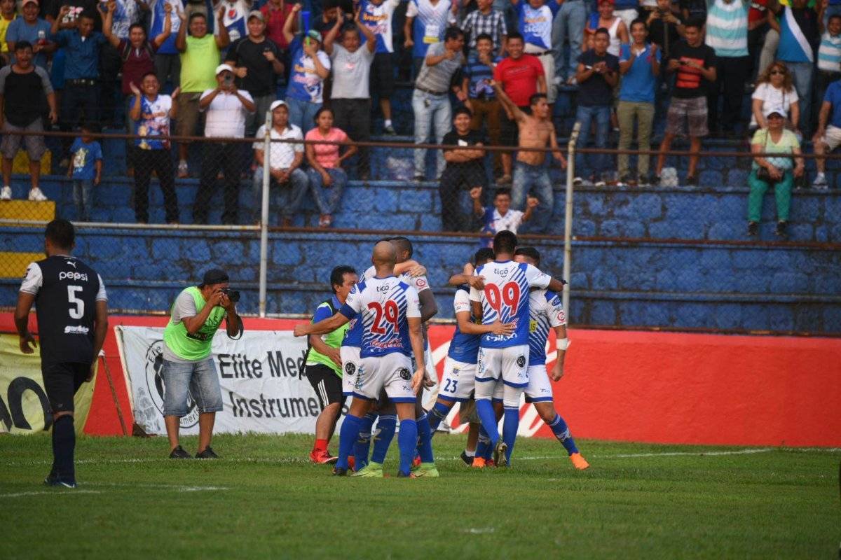 Jugadores venados celebran un gol