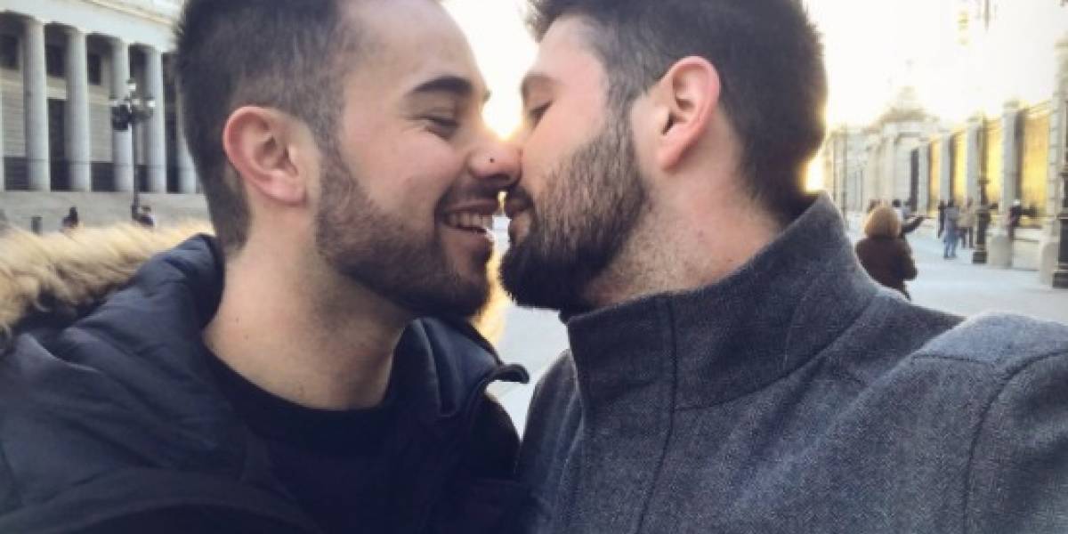 Instagram desata la polémica tras censurar romántica imagen de una pareja por considerarla