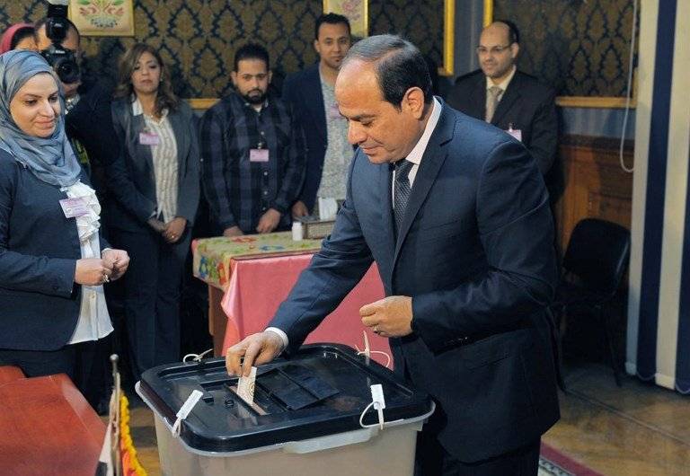 Abdelfatah Al-Sisi vota en Egipto