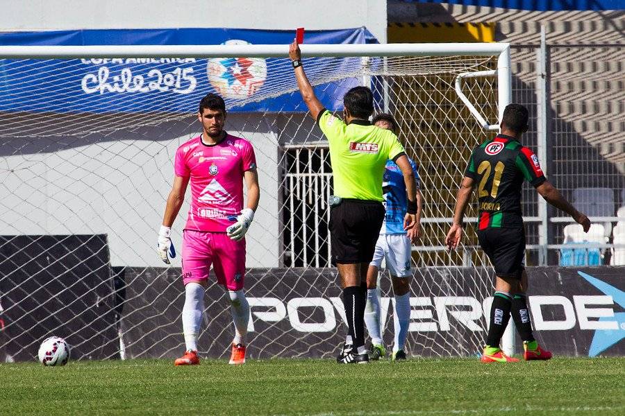 El juez Francisco Gilabert expulsando a Matías Dituro a los 30 minutos / Foto: Photosport
