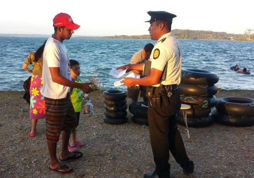 Agentes de nuestra Policía Nacional Civil de Escuintla realizan registros a usuarios del transporte extra urbano para prevenir hechos delictivos. 4