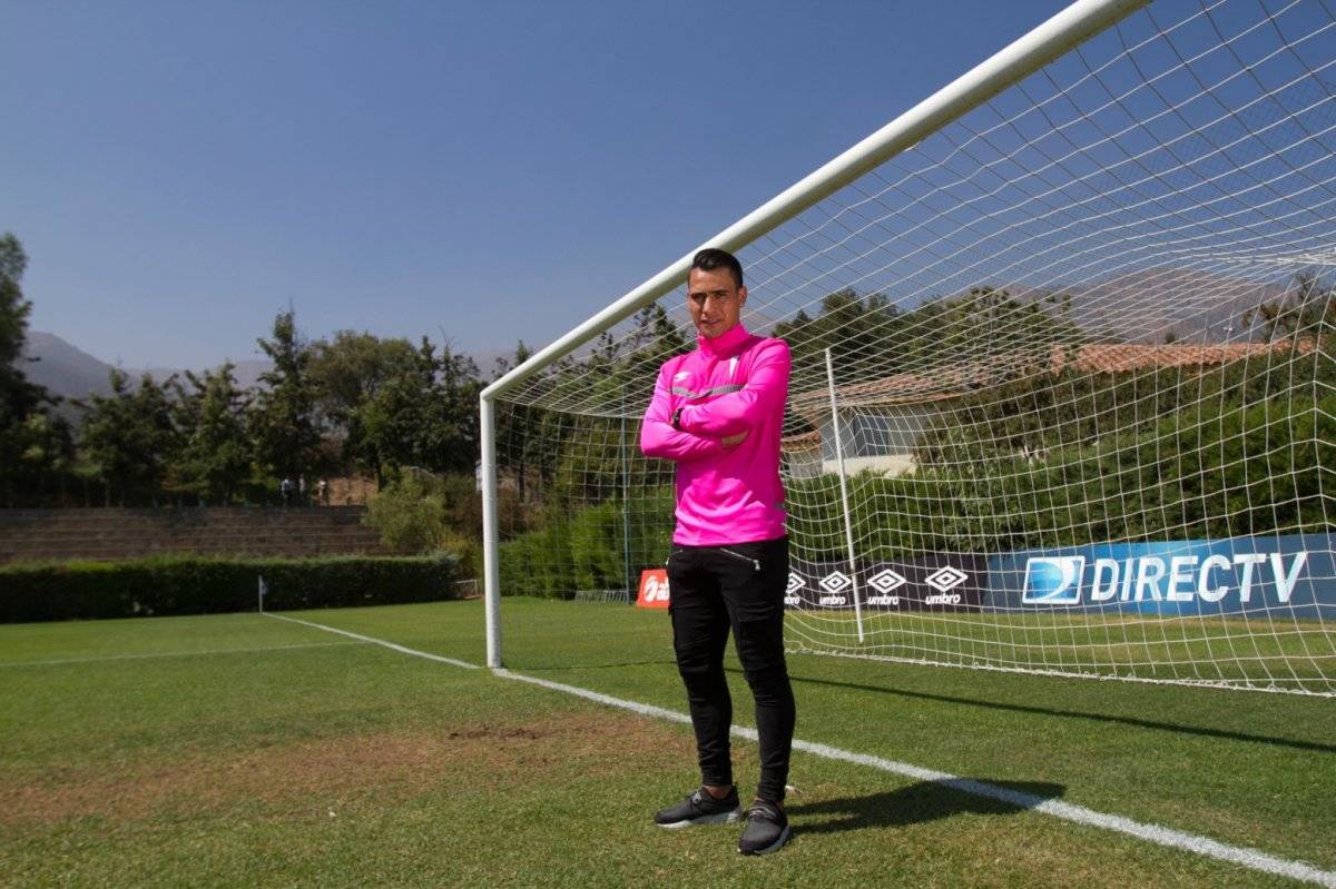 "Entré a los 8 años a las inferiores a Huachipato, jugaba de volante de contención, eso como hasta los 10 años cuando el profe Luis Castro me puso de delantero", cuenta Llanos sobre sus orígenes / Foto: Camila Martínez