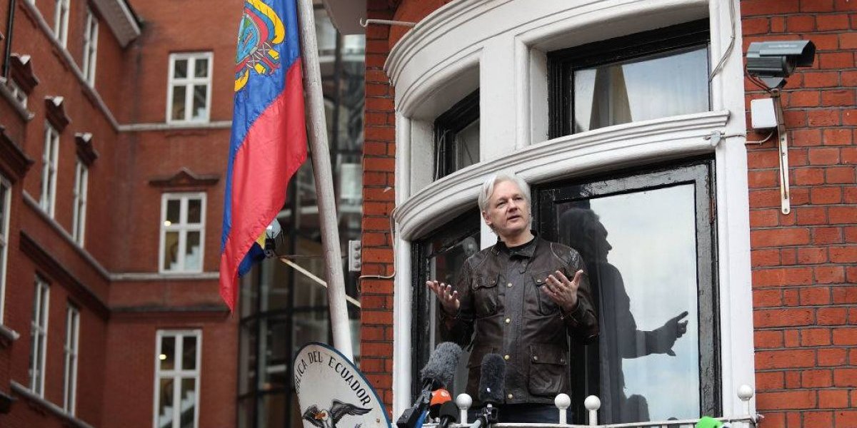 Ecuador restringe a Julian Assange acceso a comunicaciones por abordar temas políticos