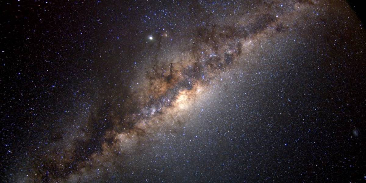 Científicos detectan campo magnético invisible el cual está asfixiando el agujero negro de nuestra galaxia