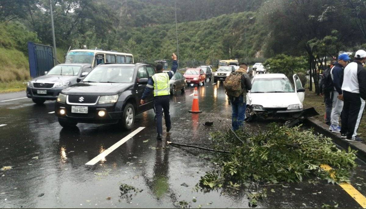 Cierre en la Av. Simón Bolívar tras accidente de tránsito