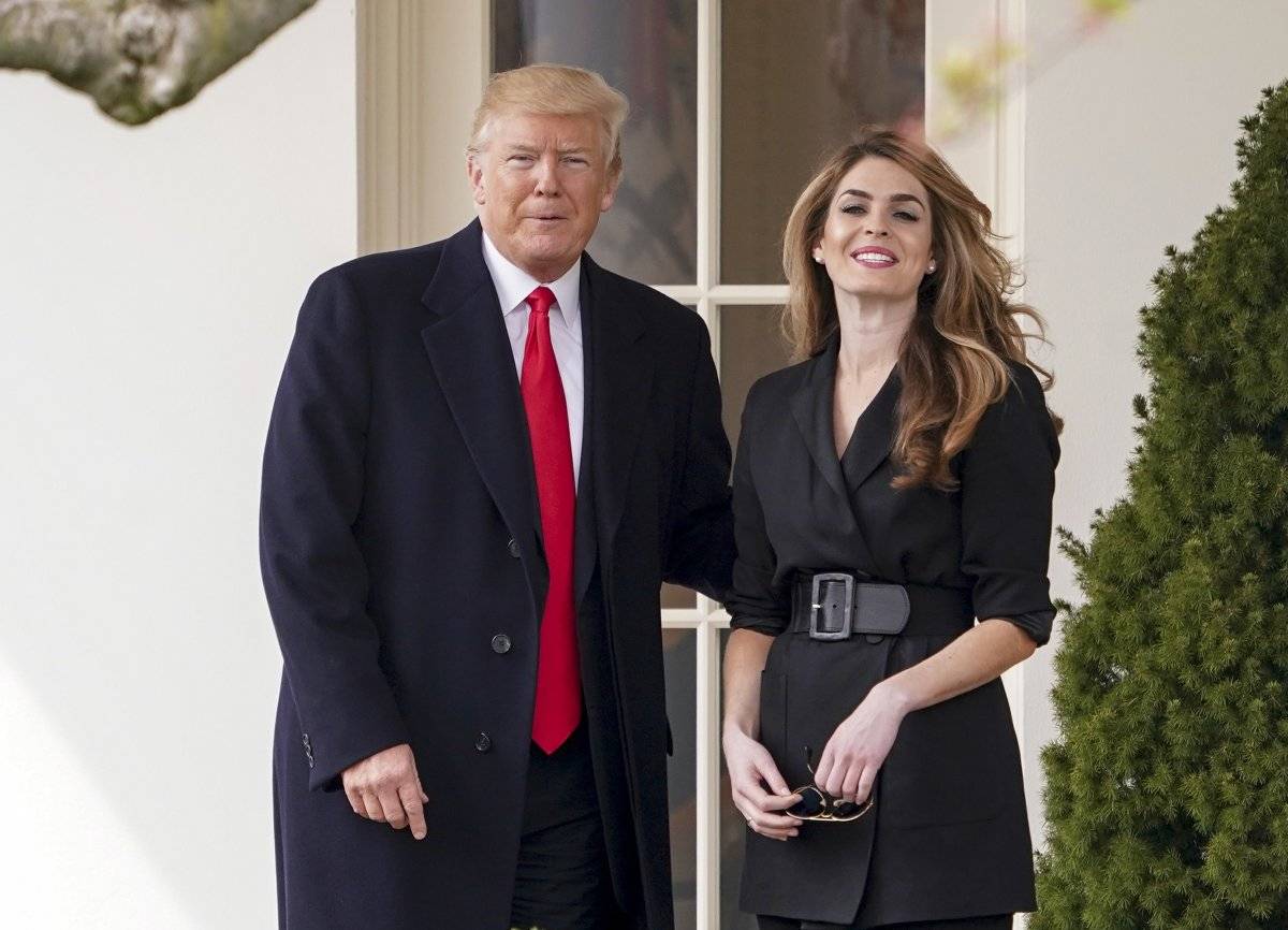 Donald Trump se despide con un beso de Hope Hicks