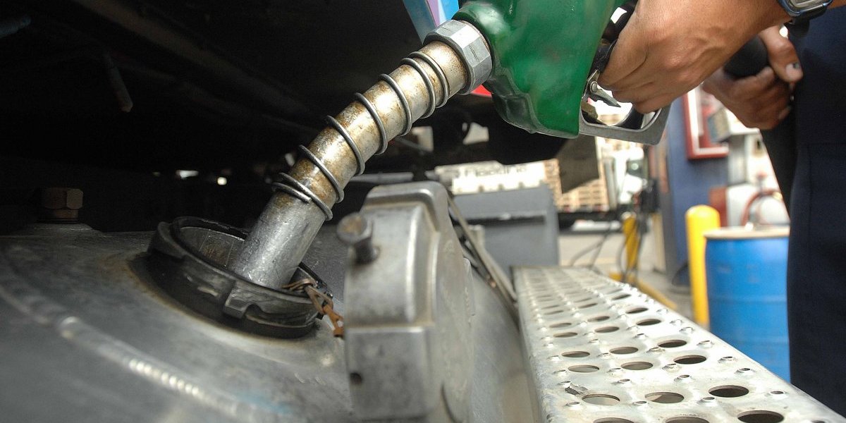 El gasoil y la gasolina prémium bajarán un RD$1.00 por galón