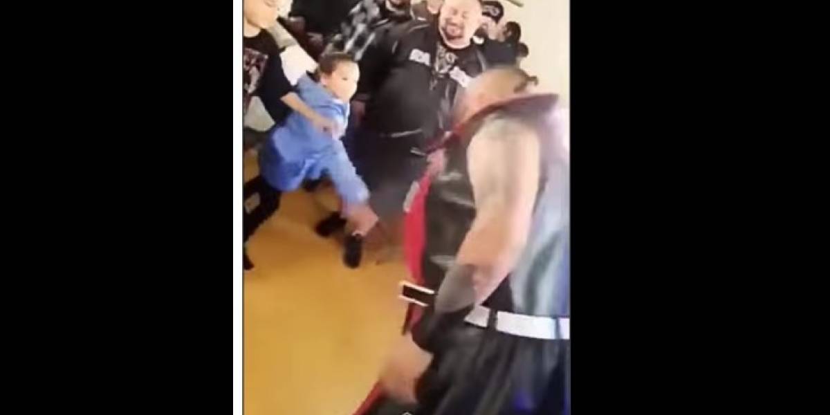 Luchador le escupe a niña luego de negarle un saludo Luchador le escupe a niña luego de negarle un saludo