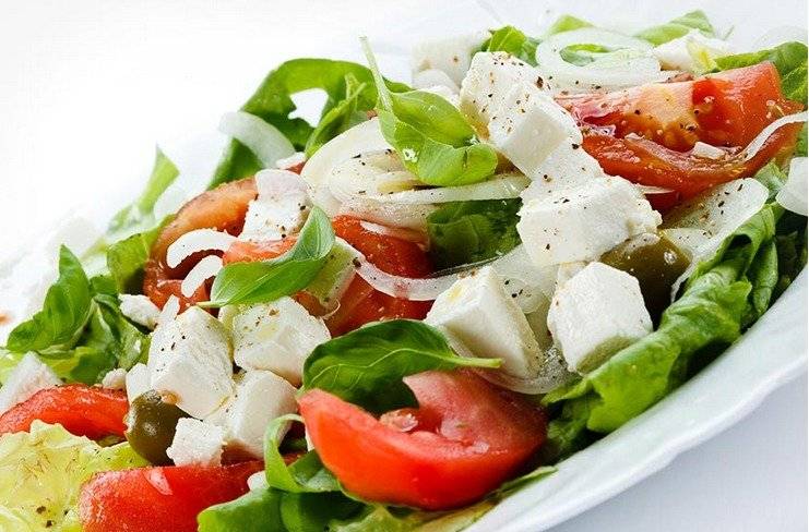 Ensalada de tomate, espinaca y mozzarella