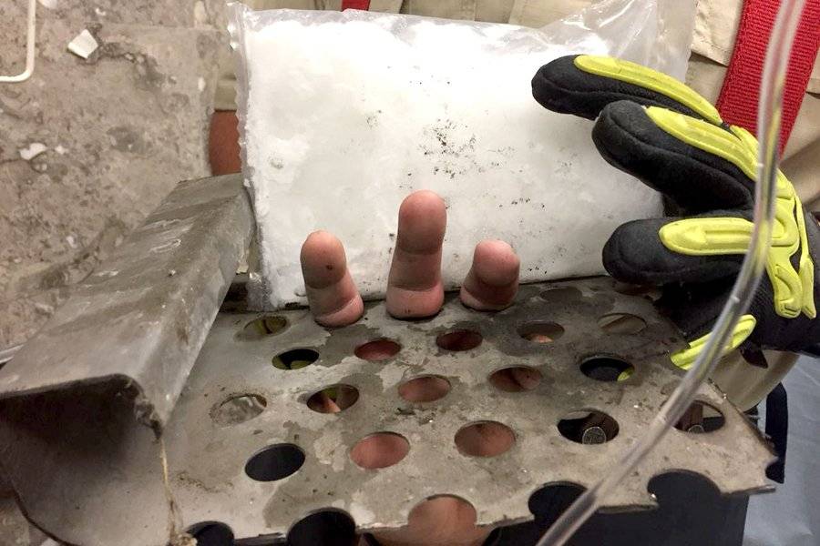 Atoró sus dedos por estar jugando con los agujeros de una banca
